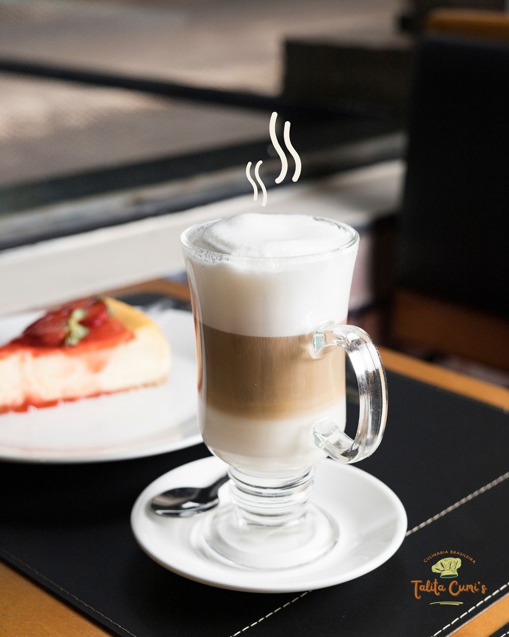 Café com leite e cheesecake