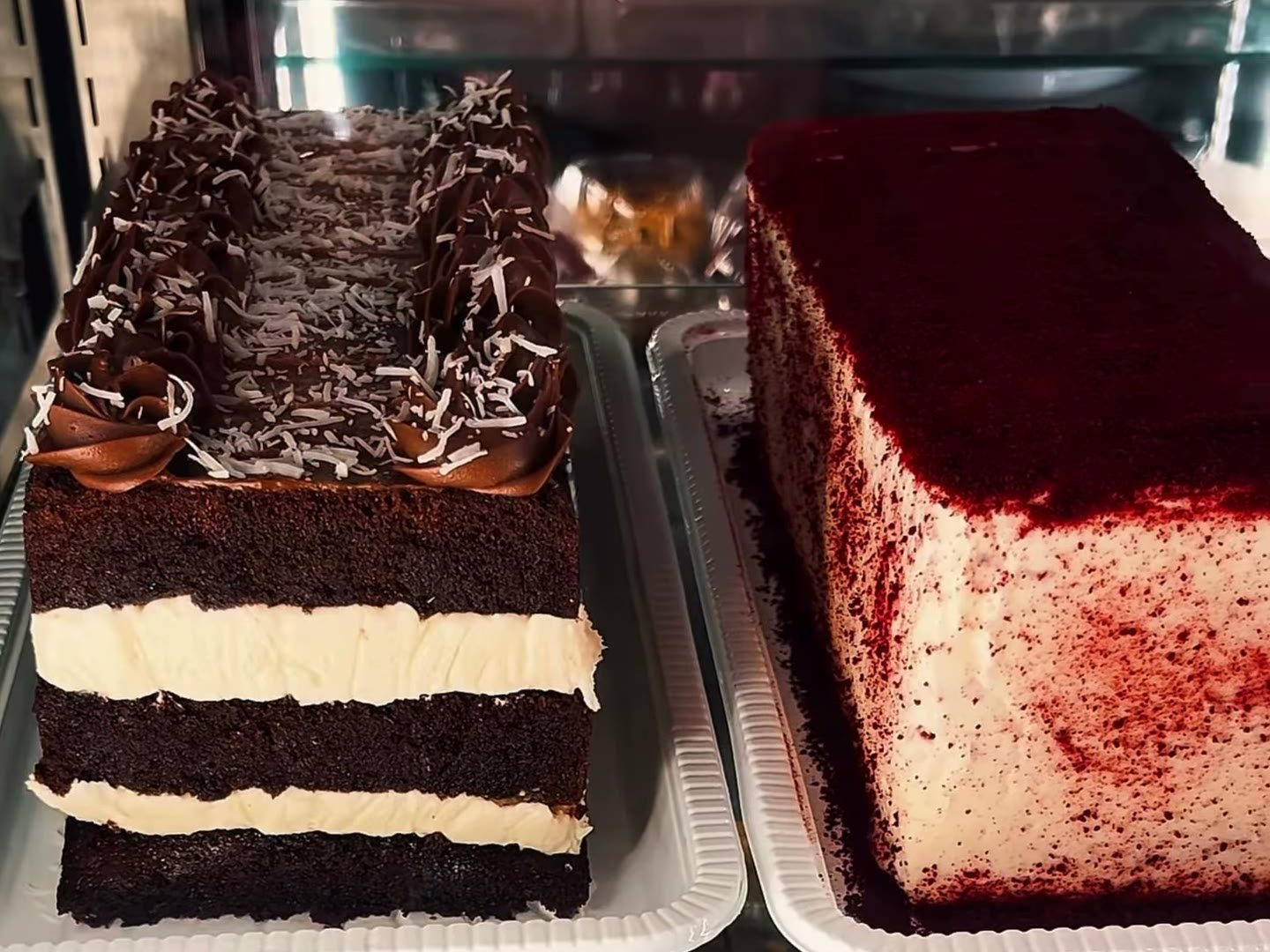 Vitrine de bolos e doces da cafeteria