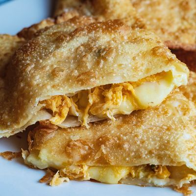Pastel de frango com queijo