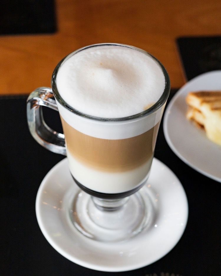 Café com leite servido no Talita Cumi's