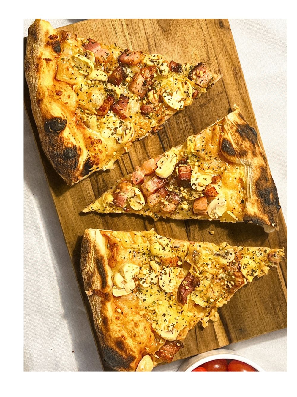 Fatias de pizza de massa fina na tábua