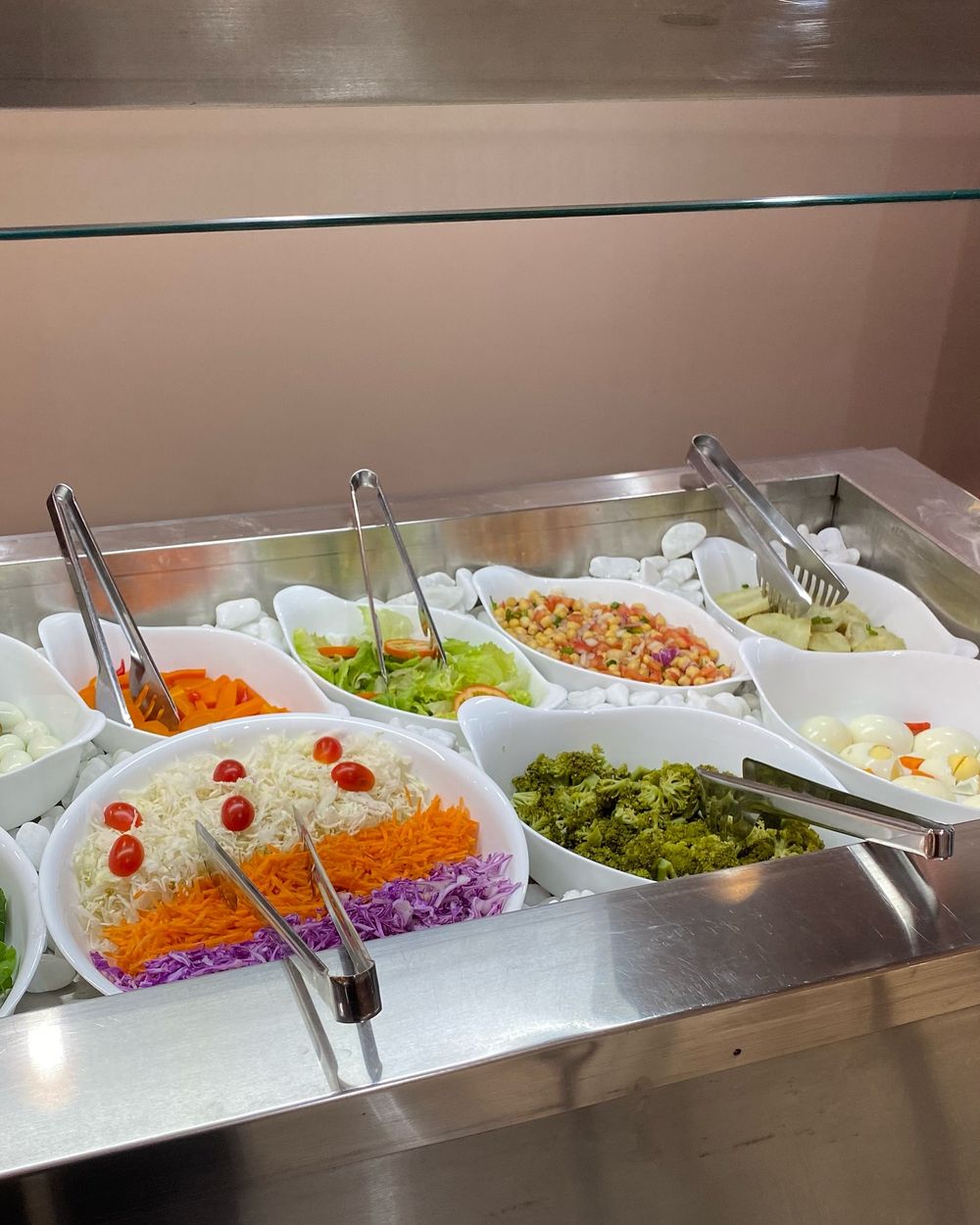 Balcão de saladas do buffet